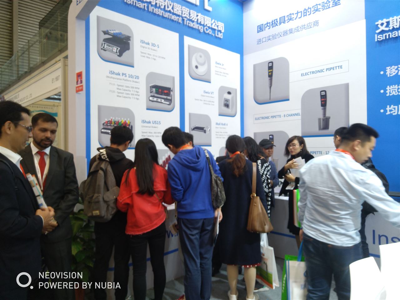 　　本届慕尼黑上海分析生化展(analytical China 2018)将于2018年10月31– 11月2日于上海新国际博览中心盛大开幕!艾斯玛特仪器贸易有限公司参加接待了来自全国各地的经销商、代理商、各地高校实验室采购人员，得到了大家业界的一致肯定。此次展会中展示了艾斯玛特实验室桌面仪器一系列上市新品，全国各地意向合作洽谈的客户络绎不绝，感谢一直以来给予支持和帮忙的合作商，感谢广大客户对艾斯玛特的厚爱，我们将继续努力为我们的客户提供更全面的实验室服务，此外感谢芬兰艾斯玛特总部对此次展会的支持和帮忙，并派驻海外同事在展会现场进行直接指导和培训。艾斯玛特一直在努力，把的进口产品带给中国客户。