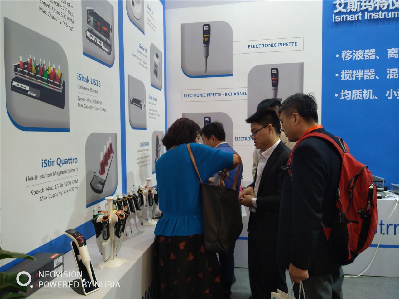　　本届慕尼黑上海分析生化展(analytical China 2018)将于2018年10月31– 11月2日于上海新国际博览中心盛大开幕!艾斯玛特仪器贸易有限公司参加接待了来自全国各地的经销商、代理商、各地高校实验室采购人员，得到了大家业界的一致肯定。此次展会中展示了艾斯玛特实验室桌面仪器一系列上市新品，全国各地意向合作洽谈的客户络绎不绝，感谢一直以来给予支持和帮忙的合作商，感谢广大客户对艾斯玛特的厚爱，我们将继续努力为我们的客户提供更全面的实验室服务，此外感谢芬兰艾斯玛特总部对此次展会的支持和帮忙，并派驻海外同事在展会现场进行直接指导和培训。艾斯玛特一直在努力，把的进口产品带给中国客户。